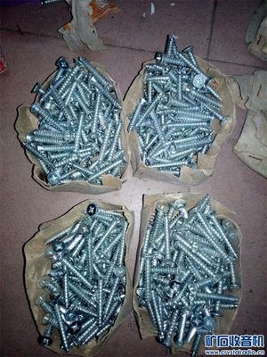 库存五金杂件的多样选择 从钉子到螺丝，窗钩及其他杂件